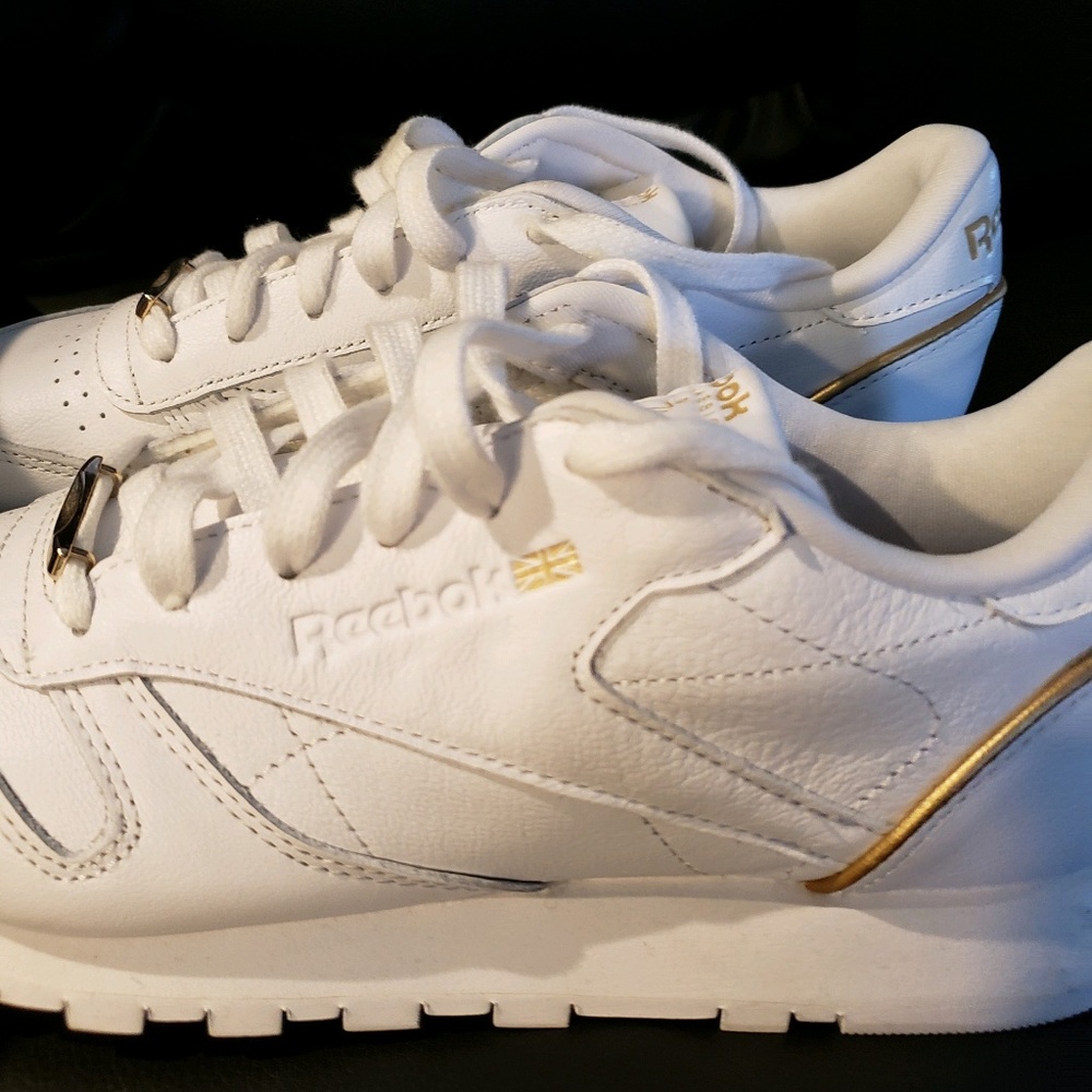 NWOT - REEBOK SNEAKERS - FREE GIFT WITH PURCHASE